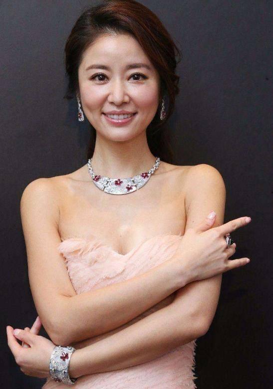 林心如出席活动图片,风采依旧引人瞩目