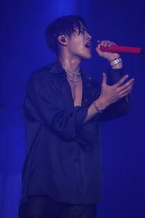 王嘉尔 背景音乐,音乐之旅，青春旋律的演绎者