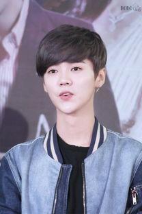 鹿晗父母照片资料曝光,揭秘明星背后的平凡家庭